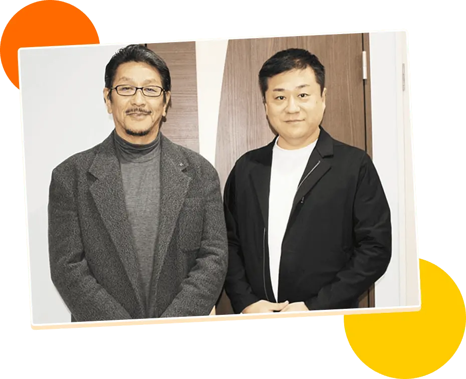 スーツを着た二人の男性が並んで立っている